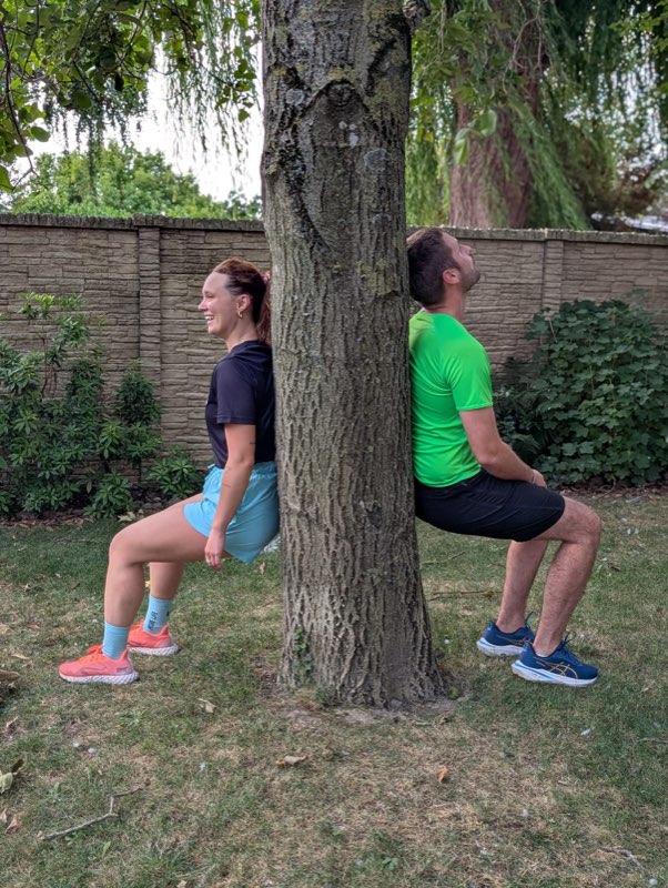 Deux clients en chaise contre un arbre, dans leur jardin