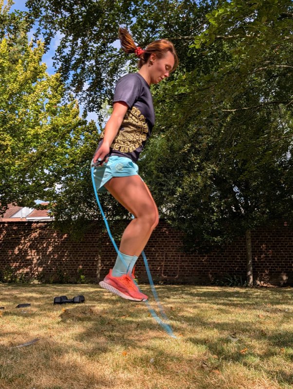 Cliente à la corde à sauter dans son jardin